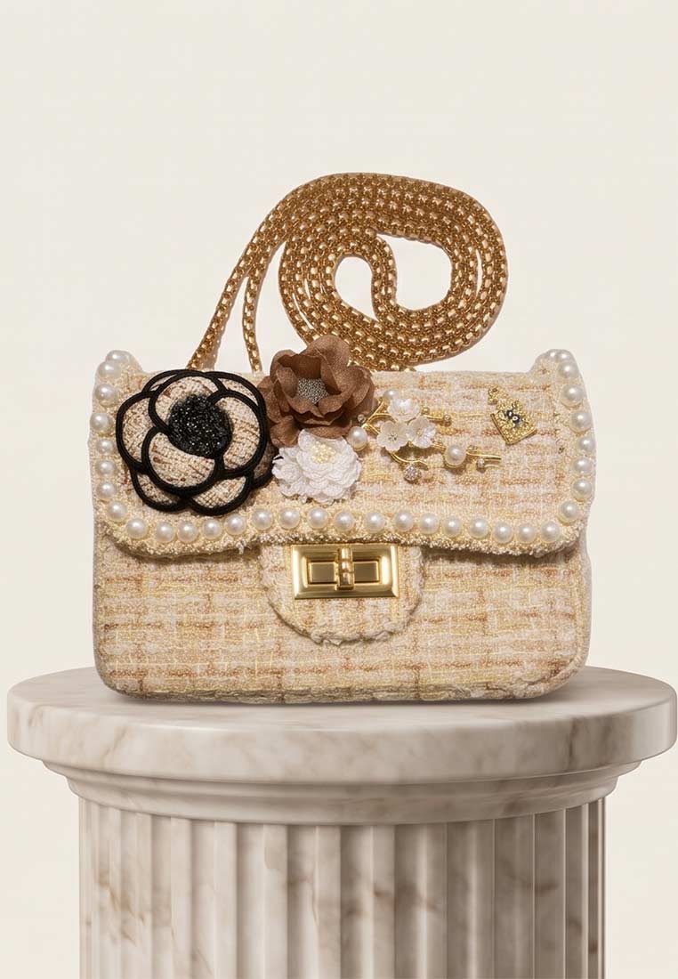 Schmuckzauber Tweed Trachtentasche Glamour beige, Frontansicht. Elegante Tasche mit Perlenbesatz und Blumenapplikationen.