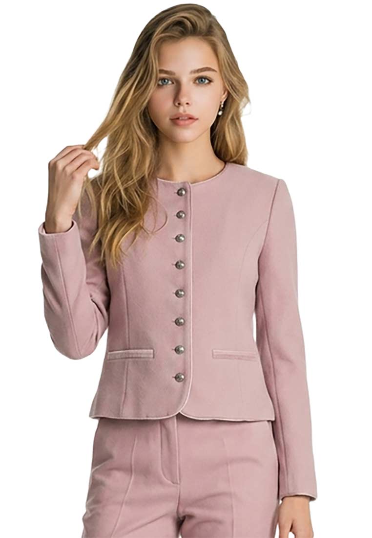Marjo Trachtenjacke Britta rosa, Frontansicht einer stilvollen pinken Trachtenjacke mit durchgehender Knopfleiste und Rundhalsausschnitt.