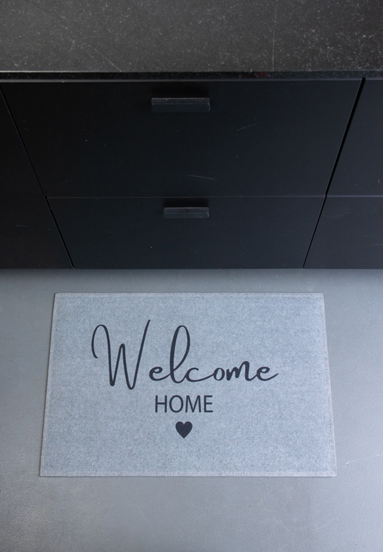 Mars&More Fußmatte welcome HOME grau 75x50cm in Frontansicht mit Schriftzug und Herz.