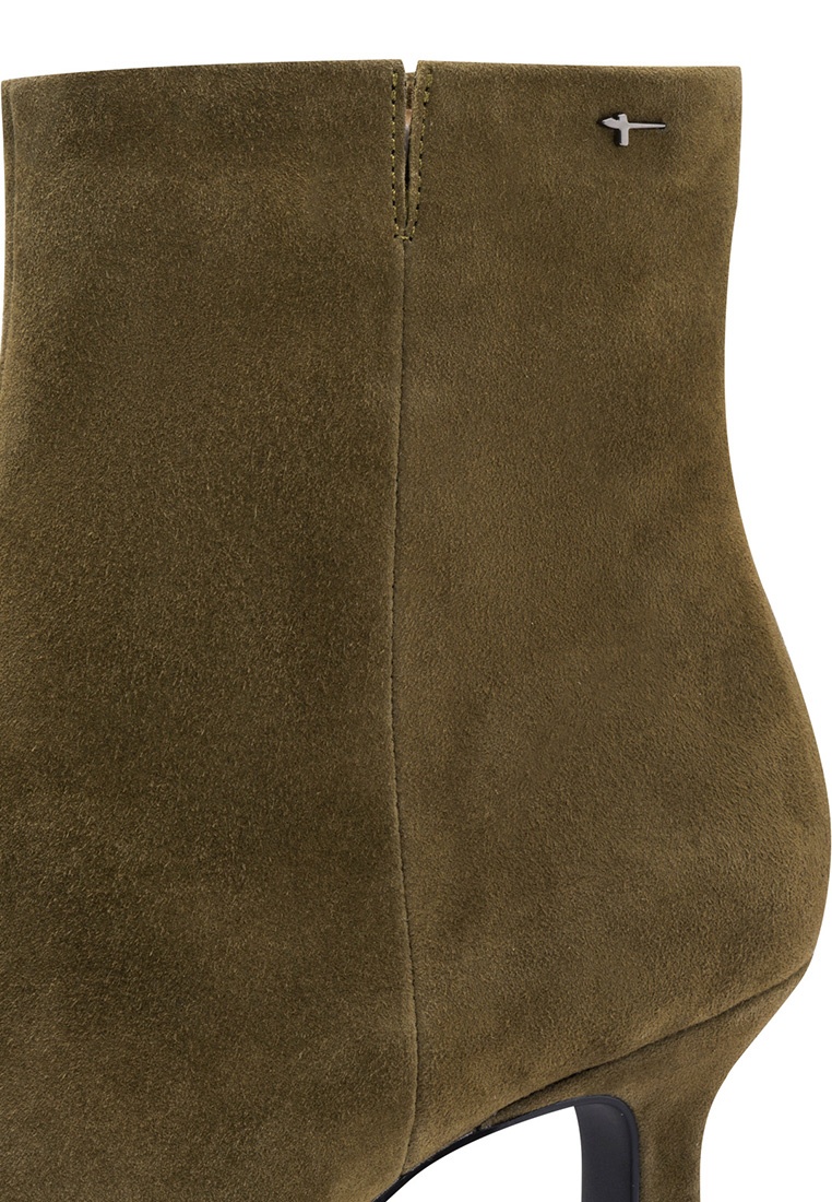 Tamaris Stiefelette Valeria oliv: Seitenansicht einer stilvollen olivgrünen Wildleder-Stiefelette mit sichtbarem Reissverschluss und dezenter Logo-Applikation oben.