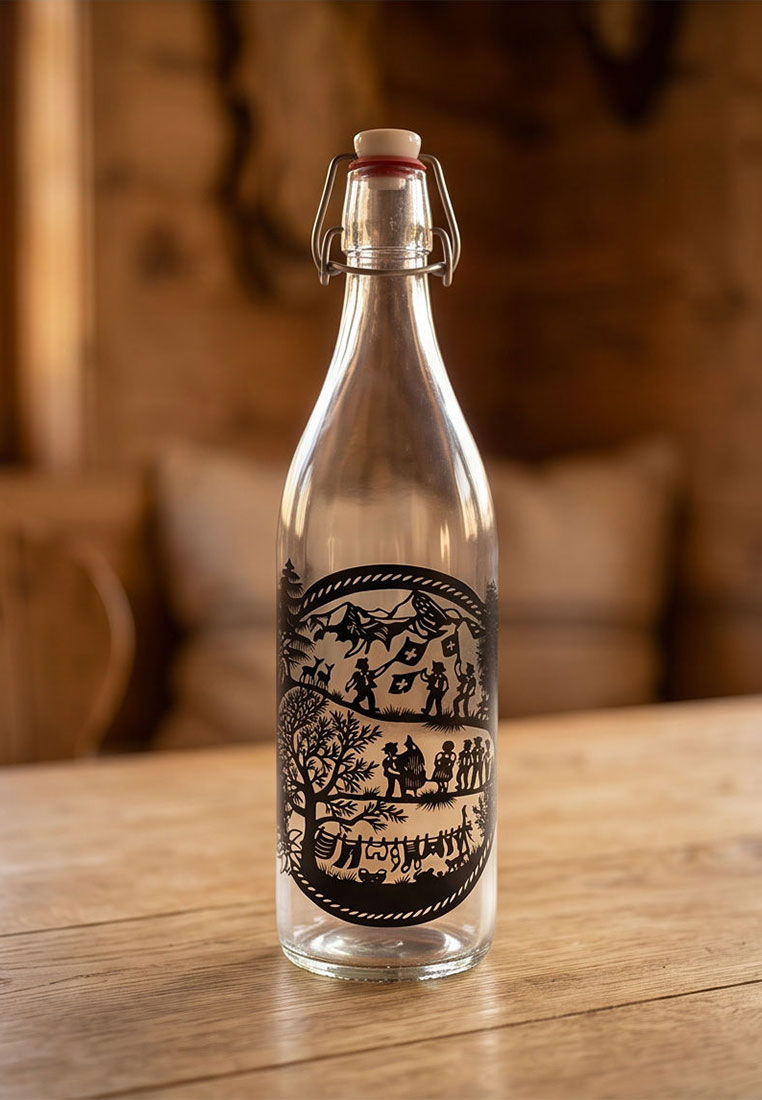 TRENDFORM Glasflasche 1L SWISS TRADITION, Frontansicht, klare Glasflasche mit schwarzem Scherenschnitt-Design, inklusive Kippverschluss und Dichtung.