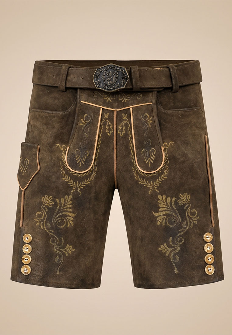 Maddox Lederhose Bregenz kiefer, braune Trachtenlederhose in Frontansicht mit Schnalle und Stickereien sowie sichtbaren Gesäßtaschen.