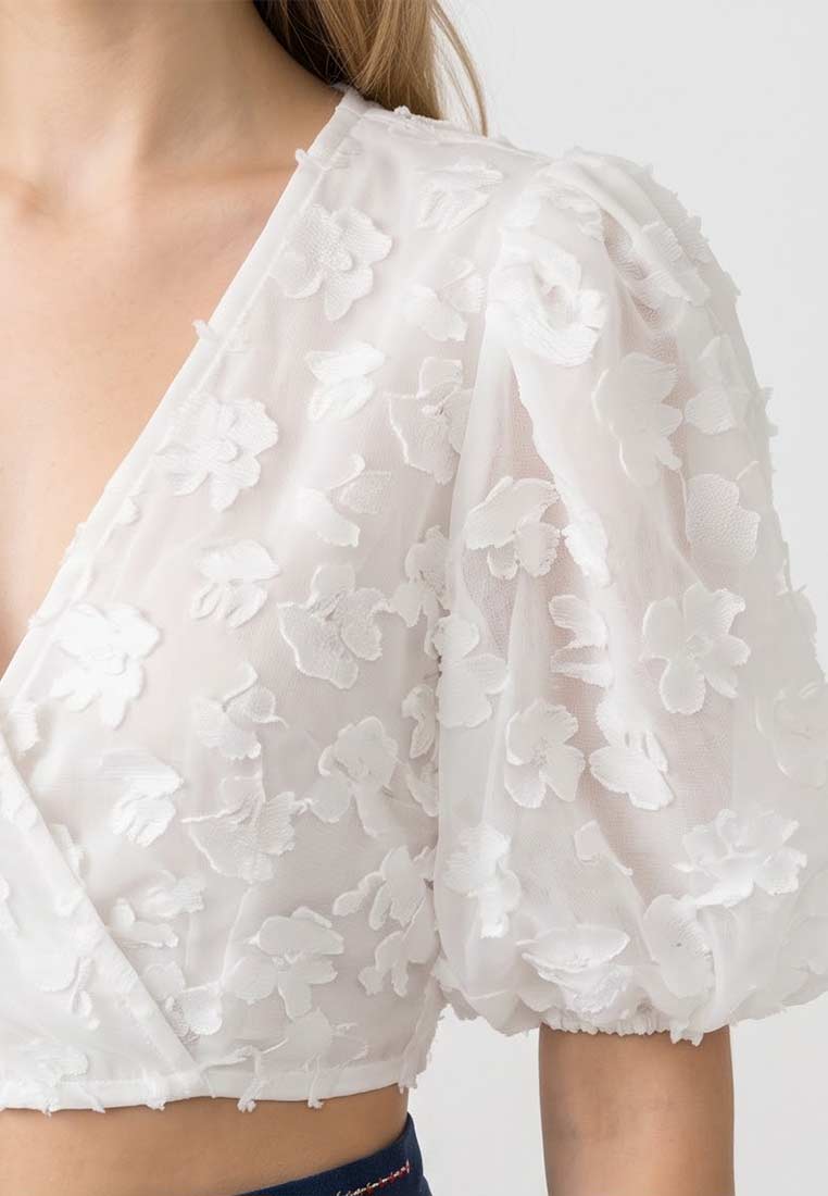 Waldorff Dirndlbluse Amber weiss, Frontansicht. Elegante weisse Dirndlbluse mit zarten Blumenapplikationen und Puffärmeln.