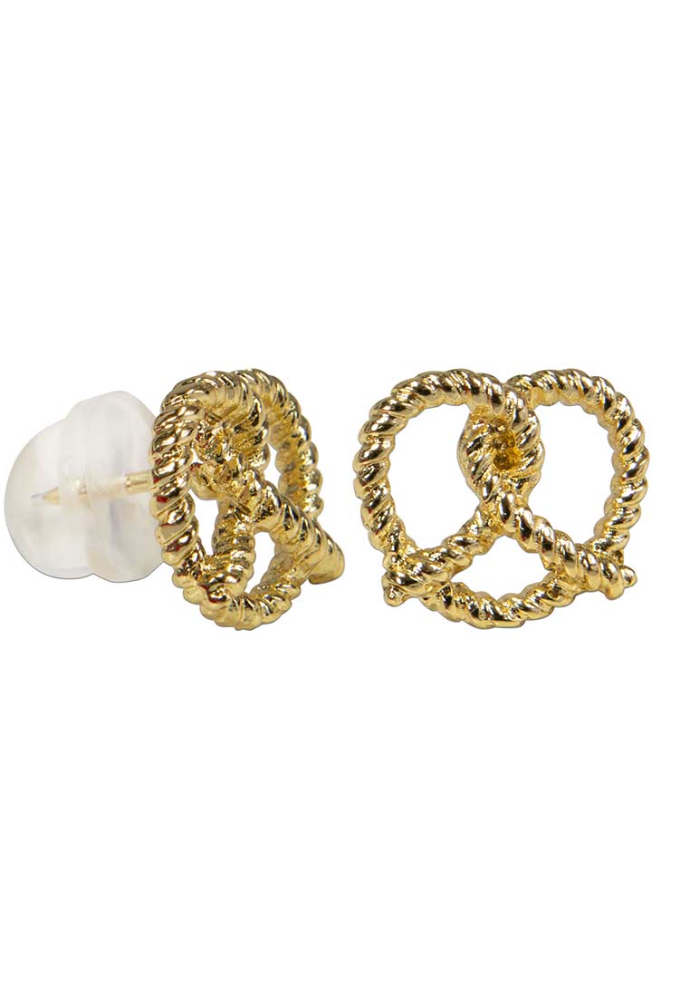 Alpenflüstern Ansteck Pin Breze gold 2er-Set, Frontansicht. Elegante goldene Brezel-Ohrstecker mit einem gedrehten Design und kleinem Stift auf der Rückseite.