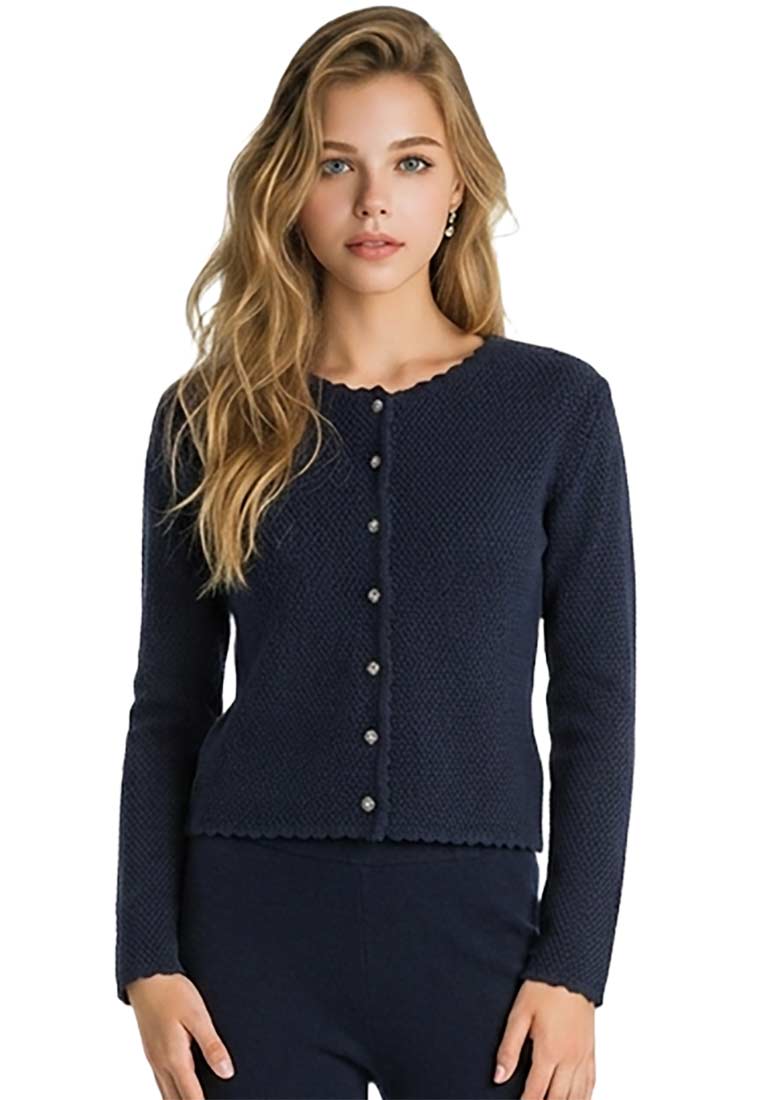 Marjo Trachtenstrickjacke Vilseck in Nachtblau, Frontansicht. Die Strickjacke hat eine durchgehende Knopfleiste mit silbernen Knöpfen und einen wellenförmigen Saumabschluss.