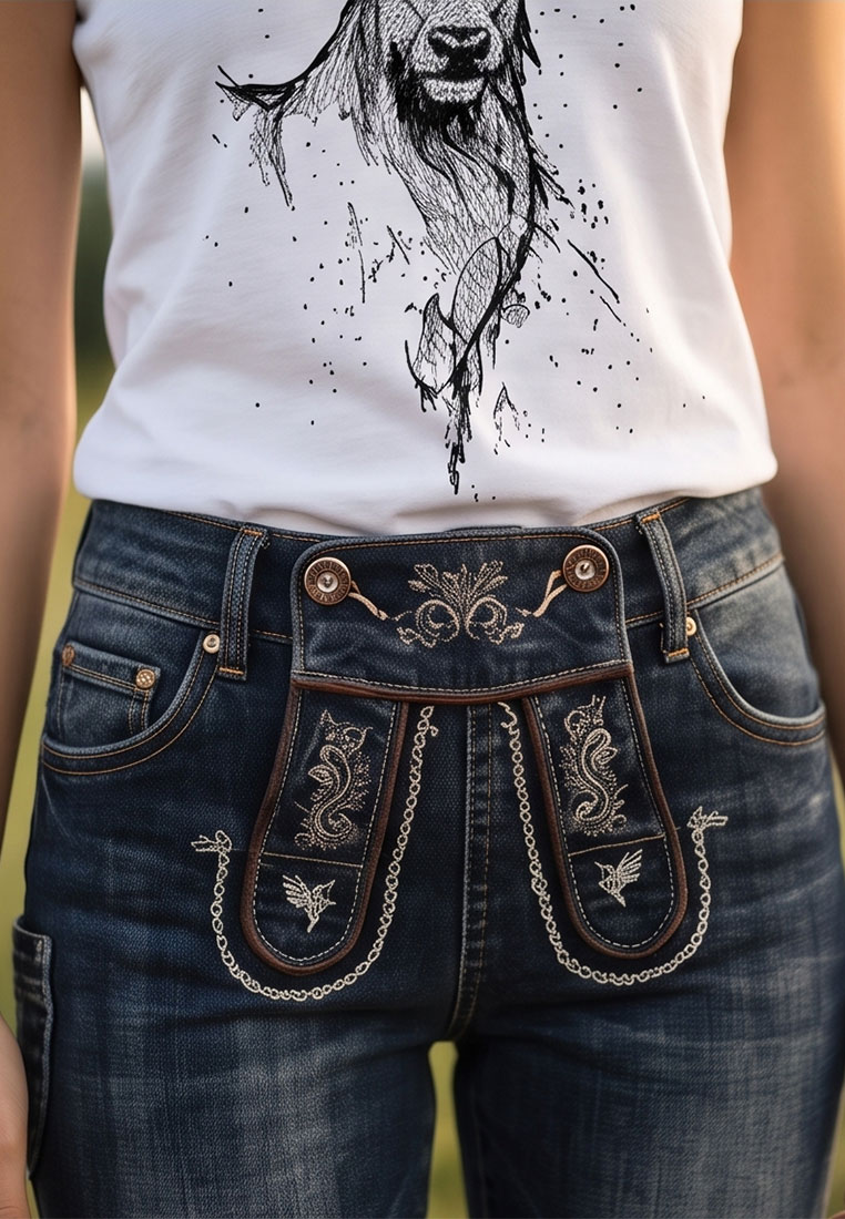 MarJo Trachten Jeans Franziska Capri im Detail, dunkelblaue Denim-Jeans mit aufwendiger Stickerei auf den Latz und sichtbaren Gesäßtaschen.
