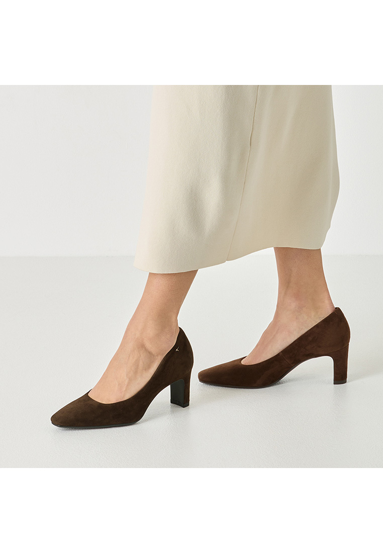 Tamaris Pumps Ava in Braun aus Wildleder, elegante Frontansicht mit Blockabsatz und spitz zulaufender Schuhspitze, mit kleinem Logo-Detail am Absatz.