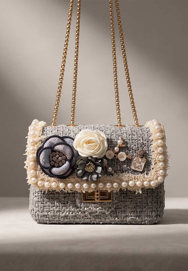 Schmuckzauber Tweed Trachtentasche Glamour graublau, Frontansicht. Eine elegante Tasche mit graublauem Tweed-Material, Perlenrand und Blumenapplikationen.