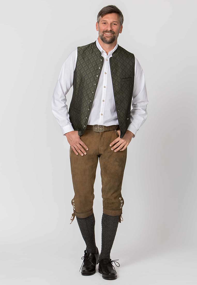 Stockerpoint Trachtenweste Morris olive, Frontansicht der dunkelgrünen Weste mit Muster über einem weißen Hemd und brauner Hose. Die Weste hat Knöpfe und Brusttaschen.
