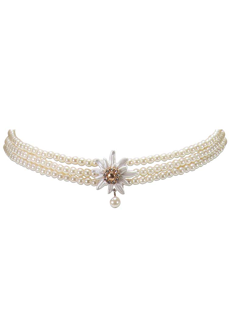 Alpenflüstern Perlen-Kropfkette Greta, Frontansicht, weiße Kette mit Perlenschmuck und Anhänger, dreireihig, mit Blumenanhänger.