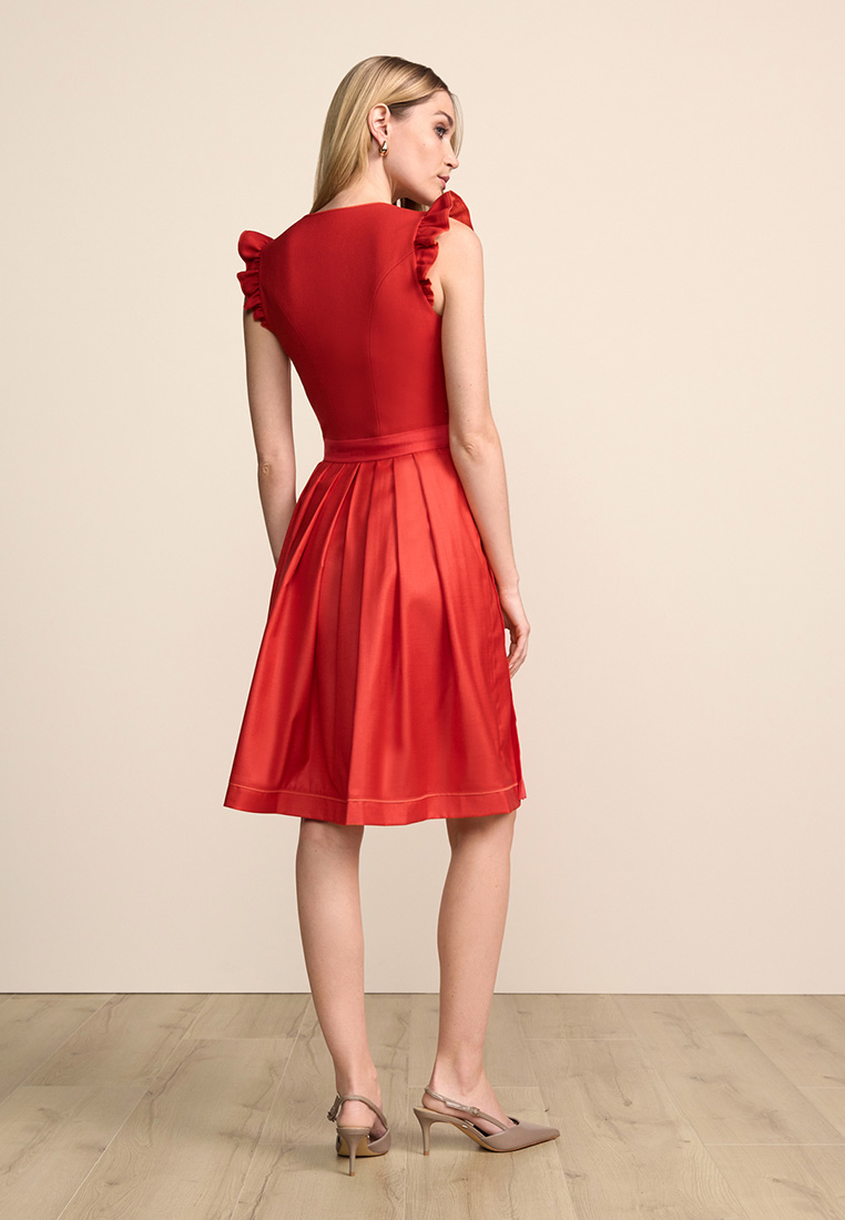 Rückansicht eines roten Dirndls Padme 60cm von Krüger mit Faltenrock und schmalem Bund.