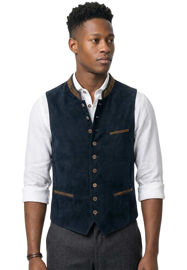 Orbis Trachtenweste Erich dunkelblau: Frontansicht einer dunkelblauen Trachtenweste aus Wildleder mit Knopfleiste, braunem Kragen und Klappentaschen.