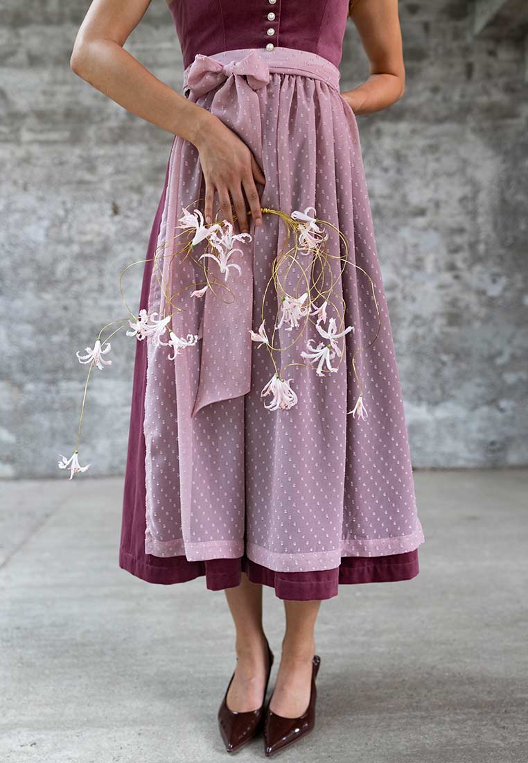 Madame Marie Dirndl Soralyn Samt pflaume (borderaux) 65 cm: Frontansicht eines stilvollen Dirndls in Bordeaux und Rosa mit dezentem Tupfenmuster.