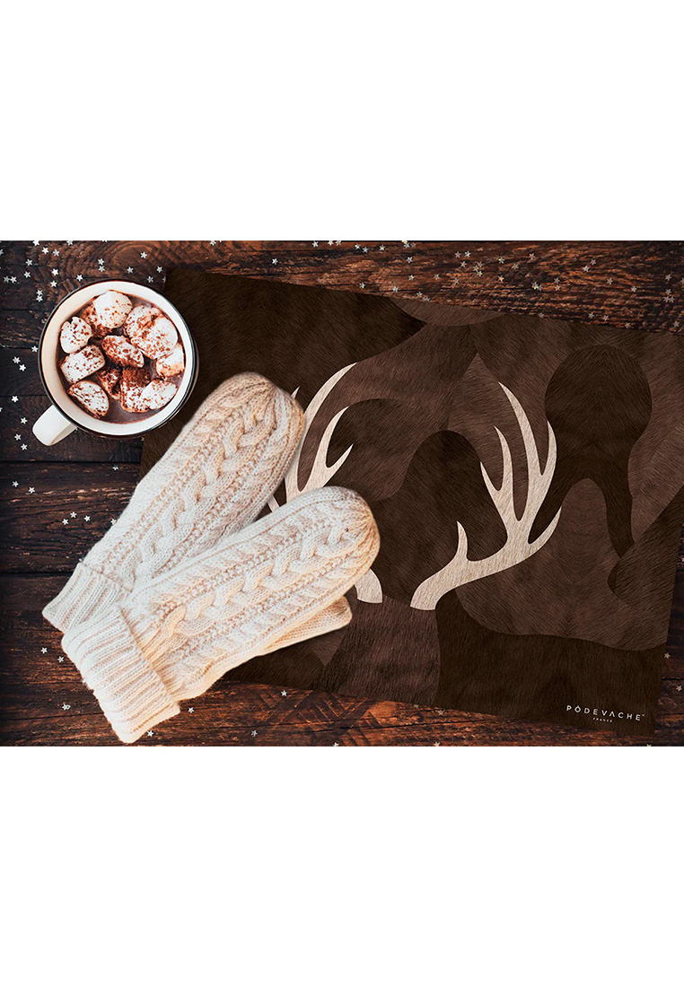 Pôdevache Vinyl Tischset Geweih 6er Set in Braun, Stimmungsbild auf Holztisch, rustikales Hirschgeweih-Muster für winterliche Chalet Deko.