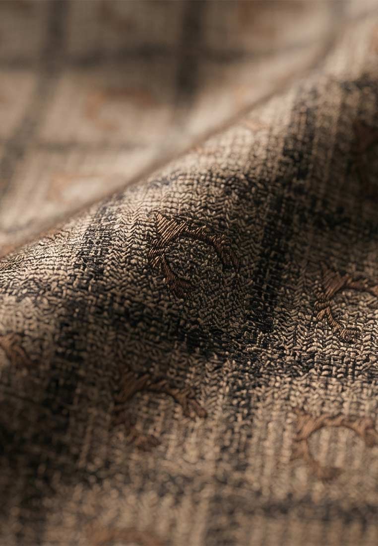 Nahaufnahme des Luise Steiner Stecktuch Geweih taupe mit einem Jacquardmuster. Die Hauptfarbe ist Taupe mit Akzenten in Dunkelbraun.