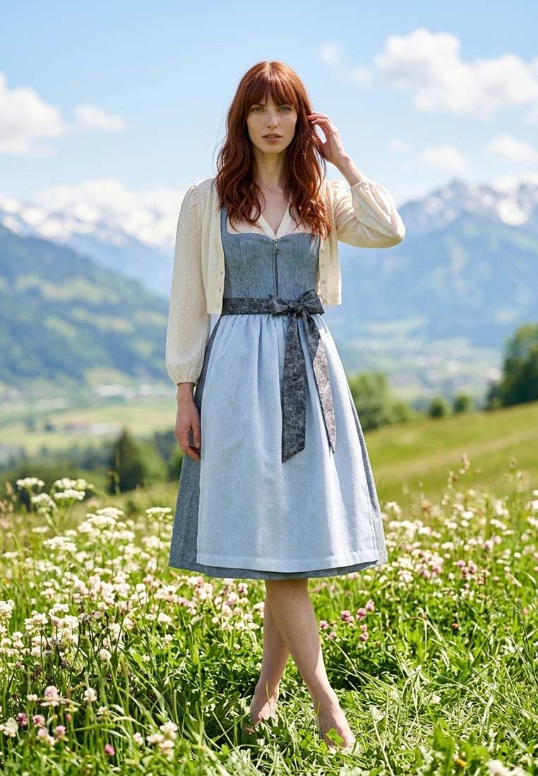 MarJo Trachten Dirndl Buchkirchen himmelblau 65 cm im Frontansicht mit sichtbarem Reissverschluss vorne und einer gebundenen Schürze.