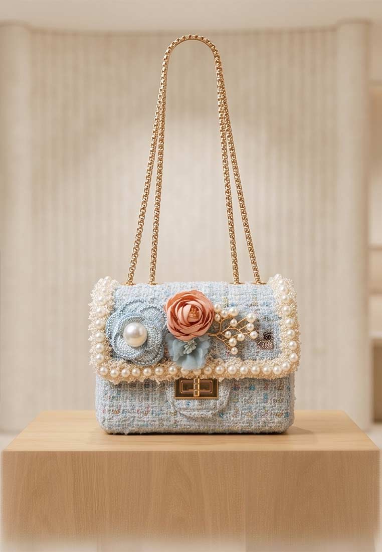 Schmuckzauber Tweed Trachtentasche Glamour hellblau Frontansicht mit Blumenapplikation und Perlenbesatz, hellblaue Tasche.