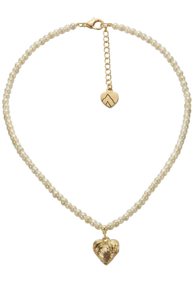 Alpenflüstern Perlen Halskette Knotenherz creme weiss, Frontansicht. Elegante Halskette mit kleinen Perlen und einem goldenen Herzanhänger, ausgestattet mit einem Karabinerverschluss und einer Verlängerungskette.