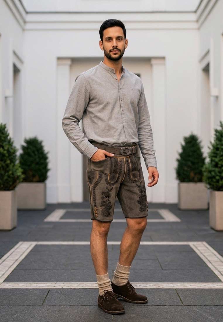 Maddox Lederhose Engelbert in Kohle. Herren-Lederhose in Frontansicht mit Knopfleiste und Taschen, braunes Leder mit Stickereien.