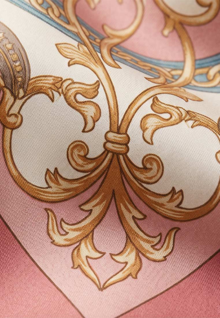 Detailansicht des Schmuckzauber Nickituchs Chains in Rosa mit einem eleganten Barockmuster in Goldtönen und blauen Akzenten.