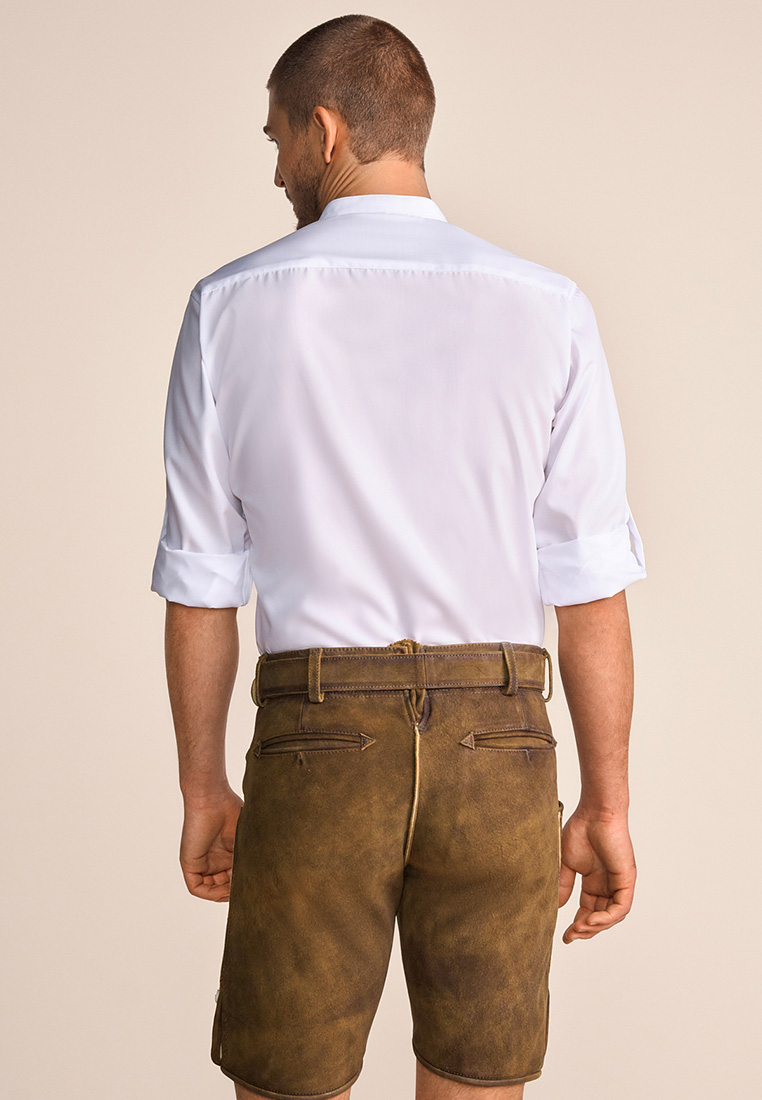 Krüger Trachtenhemd Niko weiss, Rückansicht eines Mannes mit aufgerollten Ärmeln und sichtbarem Hemdkragen.