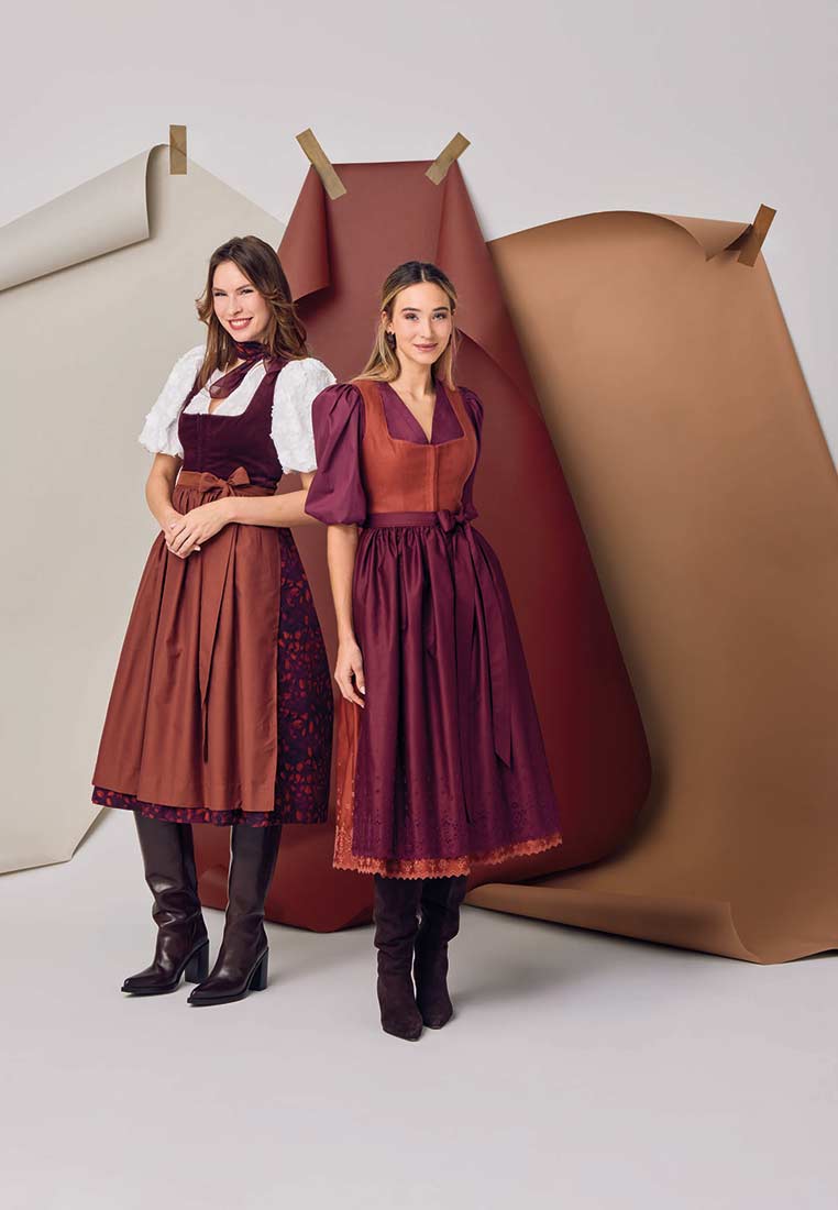 Waldorff Dirndlbluse Amber weiss in Frontansicht, mit weissen Puffärmeln und V-Ausschnitt, farblich abgesetzt.