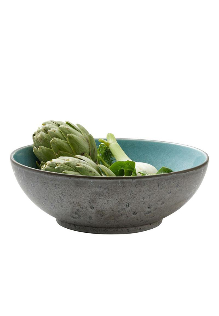 Bitz Salatschüssel Schwarz-Blau im Frontprofil gefüllt mit Artischocken und Grünzeug, mit markant strukturierter Außenseite und blauer Innenseite.