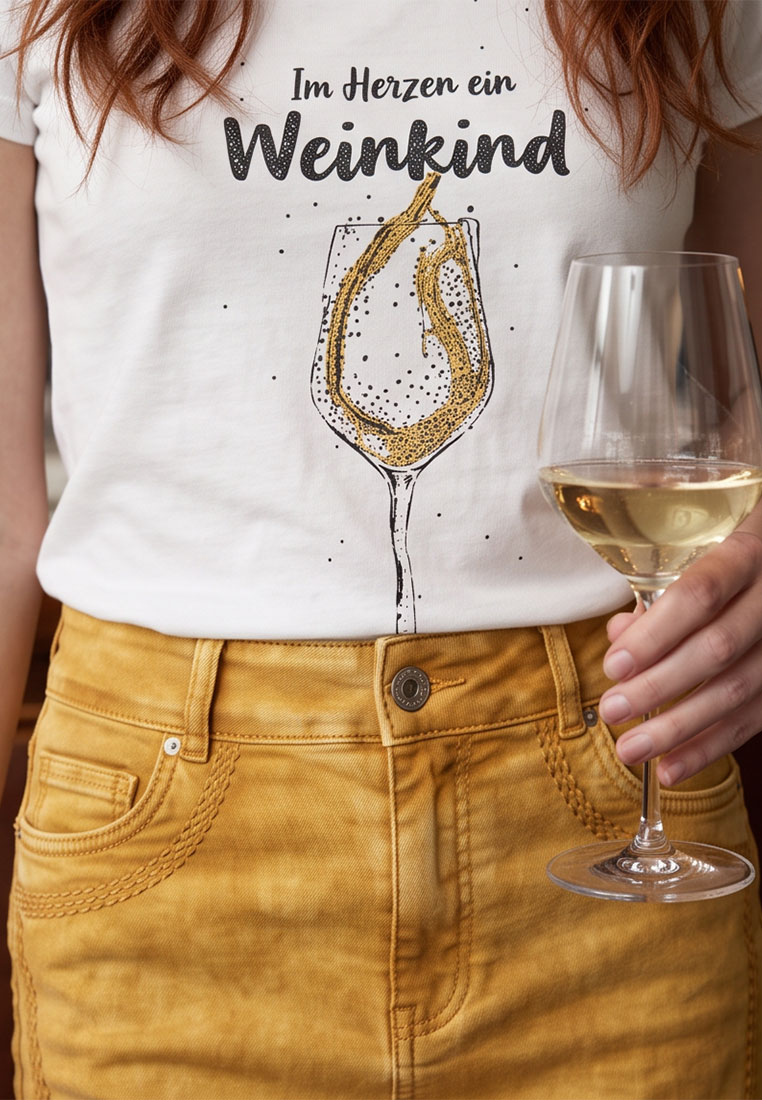Hangowear Damenshirt Weissweinkind, Frontansicht in Weiß mit Aufdruck eines Weinglases, das einen Spritzer Wein zeigt.