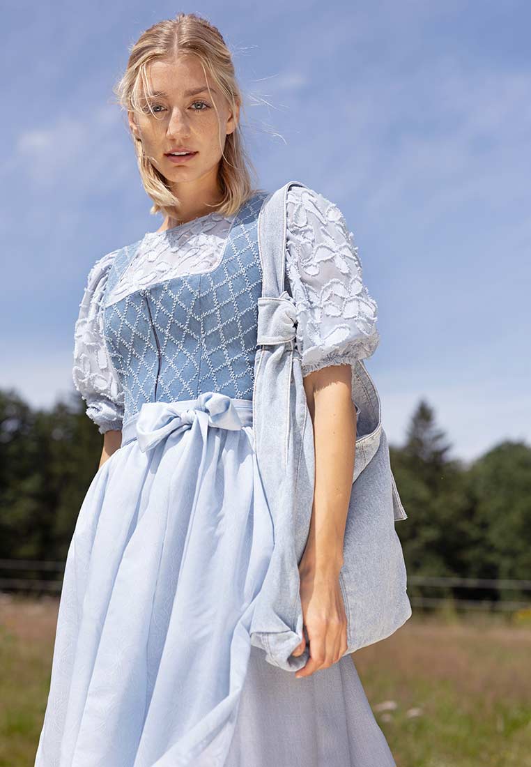 Frontansicht eines Marjo Dirndl Nebelberg in himmelblau mit hellblauem Stoff und weißer Spitze, Band am Bauch.