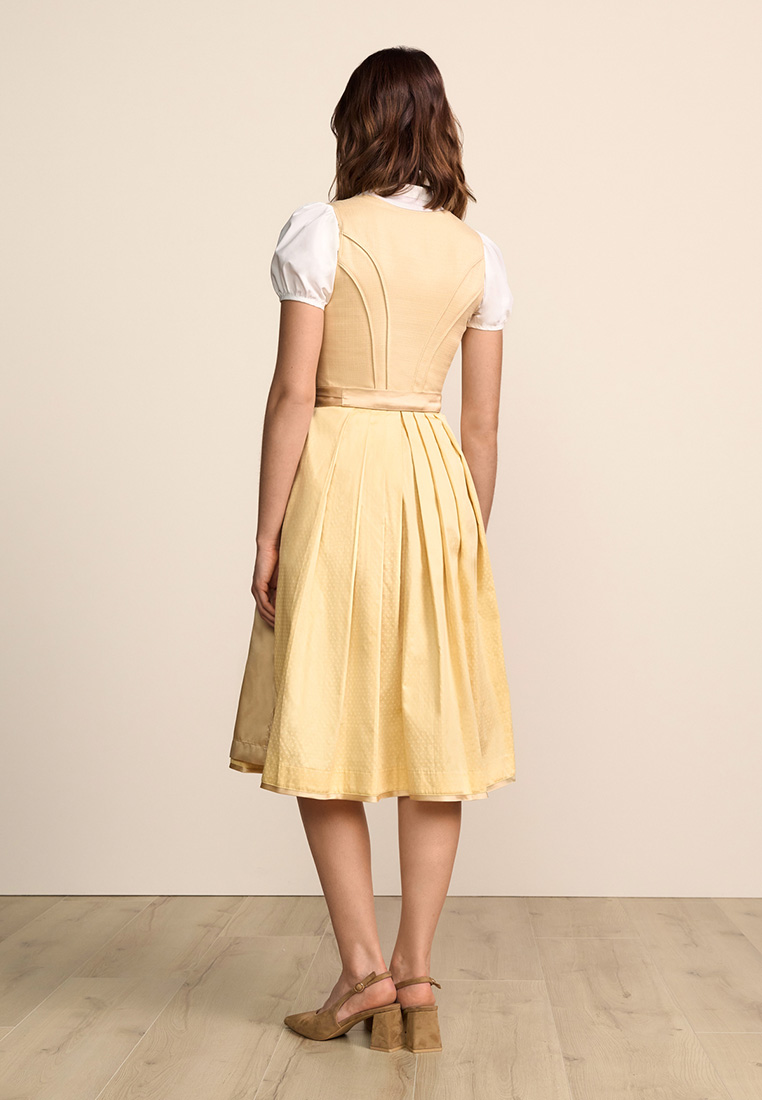 Rückansicht des Krüger Dirndl Miralys in Gelb, ein elegantes Kleid mit Taillennaht und Faltenrock.