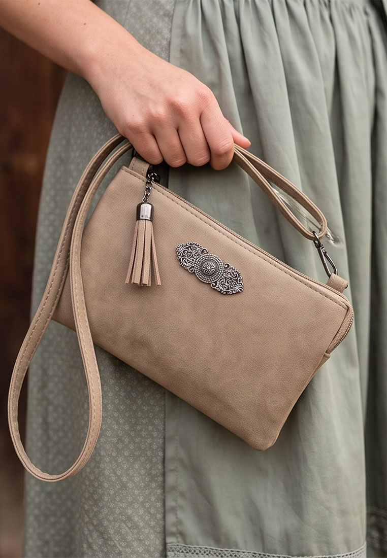 Taschenzauber Trachtentasche Marie beige, Frontansicht der beigen Tasche mit Reißverschluss und abnehmbarem Trageriemen.