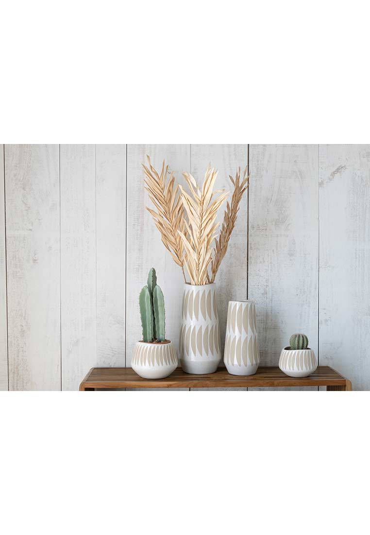 J-LINE Vase Steingut beige weiss, Frontansicht. Die elegante Steingutvase in Beige und Weiss ist mit einem modernen Muster verziert.