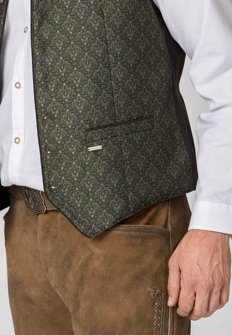 Stockerpoint Trachtenweste Morris olive: Frontansicht einer stilvollen olivgrünen Trachtenweste mit dezentem Muster und einer Brusttasche.