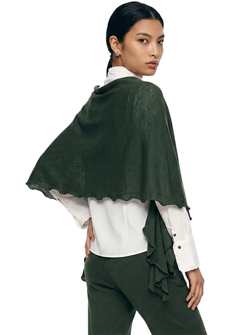 Luise Steiner Trapezstola gerüscht oliv, Rückansicht. Das olivgrüne Accessoire hat einen gerüschten Saum, der elegant über das Model fällt.