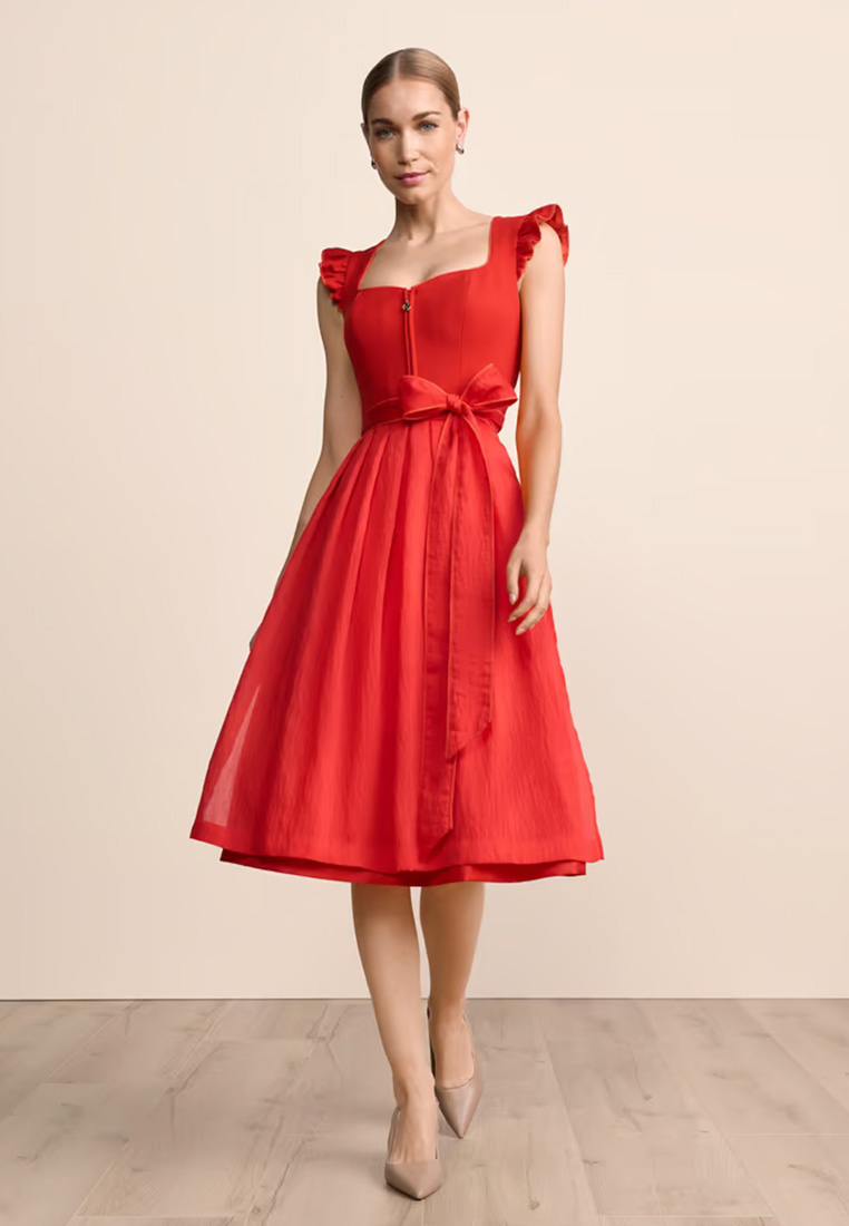 Krüger Dirndl Padme rot, Frontansicht eines roten Dirndls mit Reißverschluss vorne und Schleife in der Taille, 60cm Rocklänge.