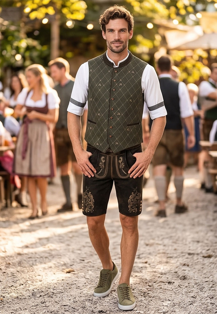 Gweih&Silk Lederhose Jerry in Dunkelbraun, Frontansicht. Die Hose hat Verzierungen an den Seiten und eine offene Gesässtasche.