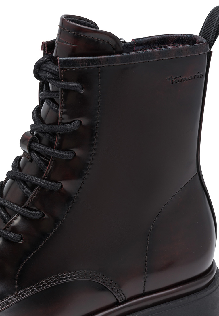 Tamaris Stiefelette Aria Bordeaux Frontansicht mit Schnürung und Reissverschluss. Die Stiefelette ist aus glänzendem Leder.