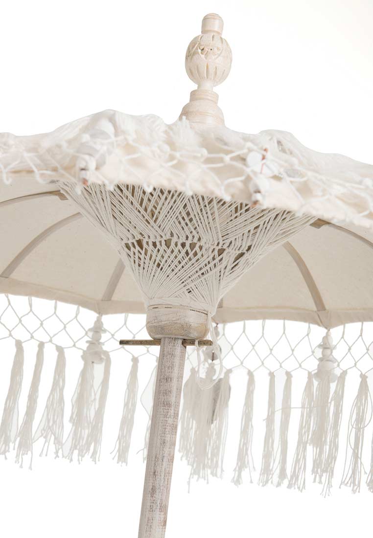 J-LINE Deko Sonnenschirm Boho Chic, Nahaufnahme des weißen Sonnenschirms mit Fransen und Netzdetails. Die obere Spitze des Sonnenschirms ist verziert.