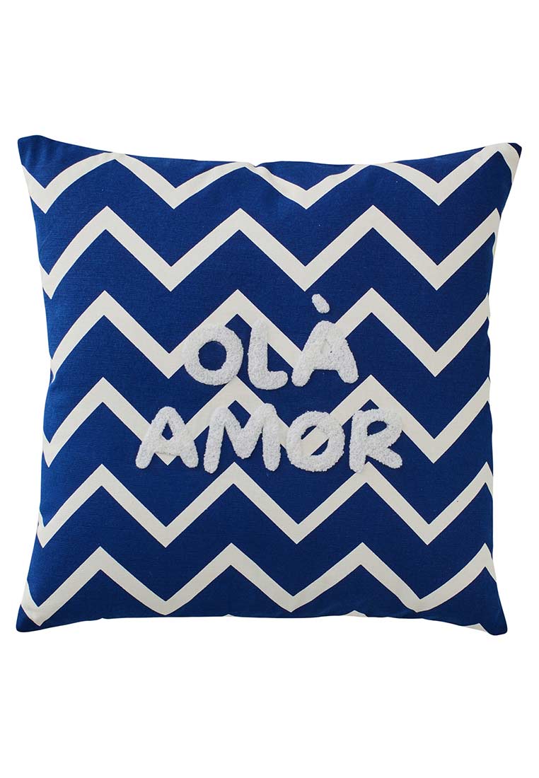 J-LINE Kissen Ola Amor Frontansicht mit blau-weissem Zickzack-Muster und weisser Schrift.