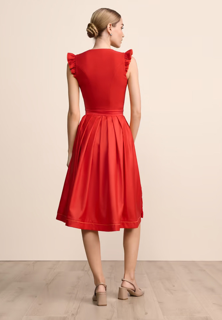 Krüger Dirndl Padme rot 60cm Rückansicht eines eleganten roten Dirndls mit ausgestelltem Rock und Faltenwurf.