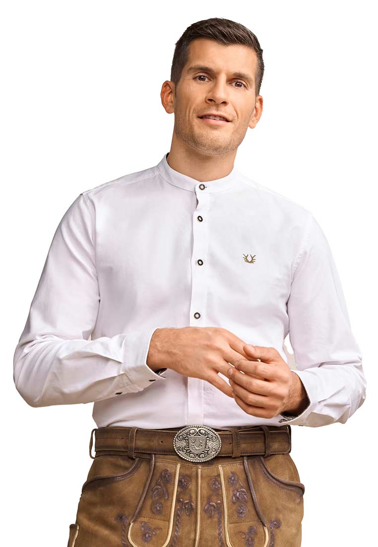 Krüger Trachtenhemd Ryan weiss braun: Frontansicht eines Mannes in einem weißen Hemd mit Stehkragen und braunen Knöpfen, bestickt mit einem kleinen goldenen Motiv.