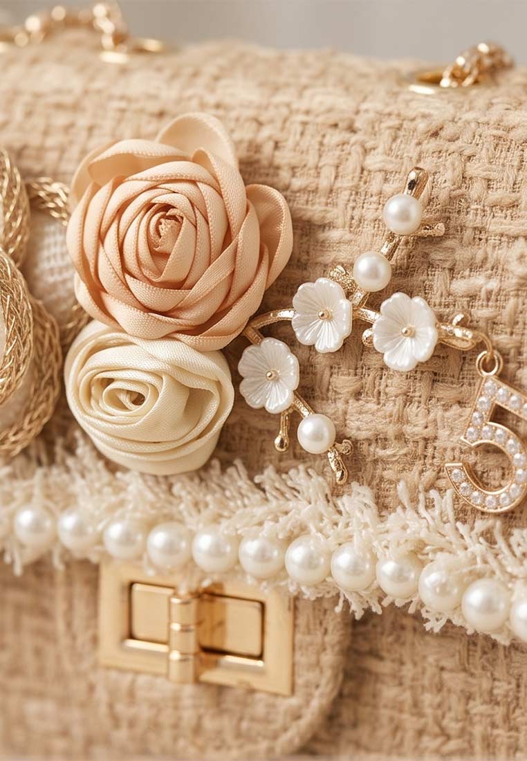 Detailansicht der Schmuckzauber Tweed Trachtentasche Glamour Romantik in Beige, mit Rosenapplikation und Perlenbesatz.