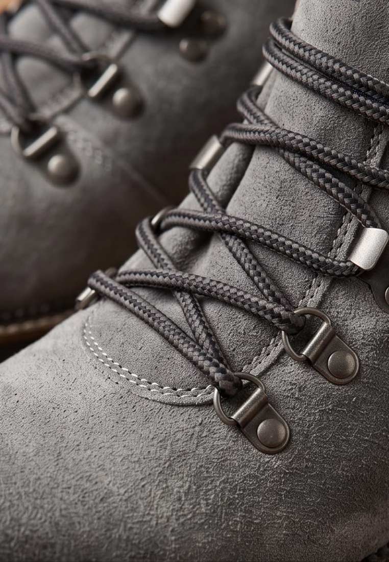 Nahaufnahme der grauen Trachtenboots Jake von MeiSchua mit Schnürsenkeln und Metallösen in der Frontansicht.