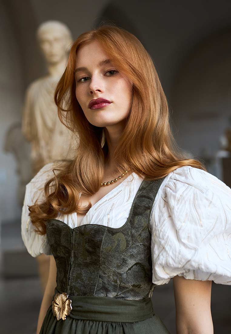 Madame Marie Dirndl Velirina Samt thymian 75 cm, Frontansicht in thymianfarben mit weißer Bluse und goldener Schmuckapplikation am Bund.