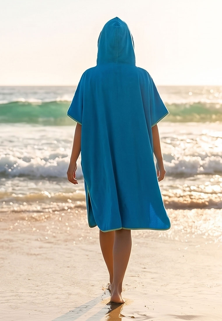 Home sweet Home Mikrofaser Umziehponcho Rückansicht in Blau mit Kapuze und leicht farblich abgesetztem Saum am Strand.