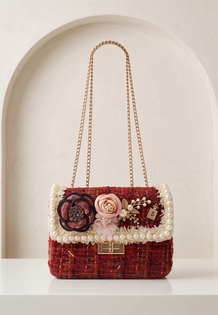 Schmuckzauber Tweed Trachtentasche Glamour rost, Frontansicht. Die Tasche ist in einem roten Tweed-Stoff gefertigt und hat eine Verzierung aus Perlen und Blüten.
