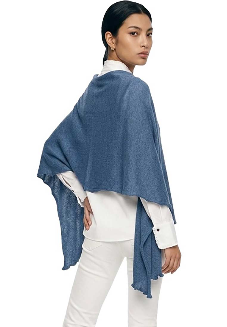 Luise Steiner Leinen Trapezstola sea, Rückansicht, blau, mit leicht ausgefransten Säumen und einem fallenden Design.