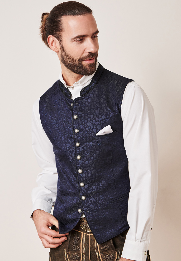 Frontansicht einer marineblauen Trachtenweste von Krüger mit Knopfleiste und einer Brusttasche. Das Muster ist floral.