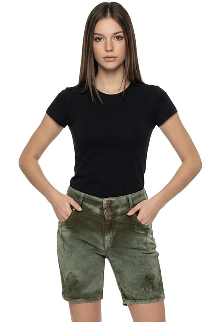 Hangowear Hendrina Shorts in Grün im Frontansicht. Die kurzen Hosen haben zwei sichtbare Knöpfe im Bund und schräge Taschen.