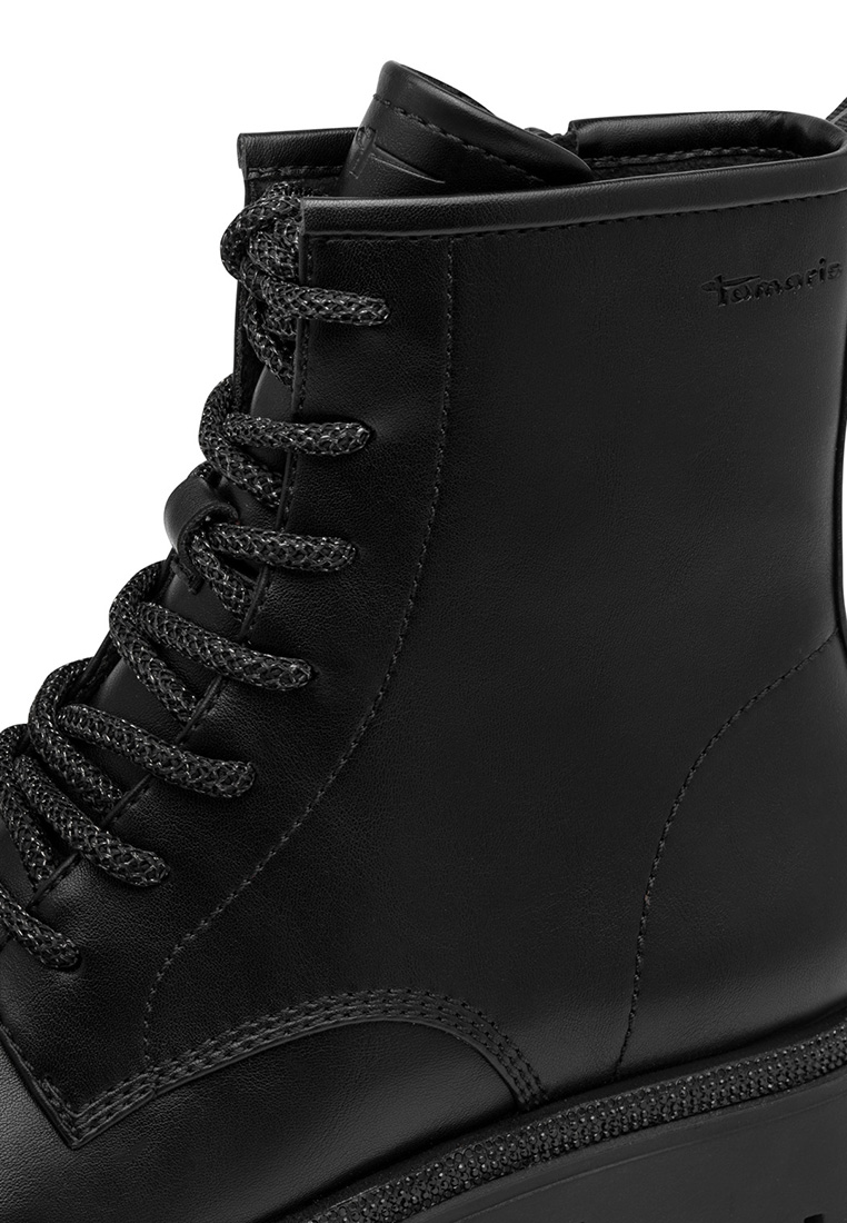 Tamaris Stiefelette Black Glam in Schwarz, Seitenansicht, mit Schnürung und sichtbaren Nähten.